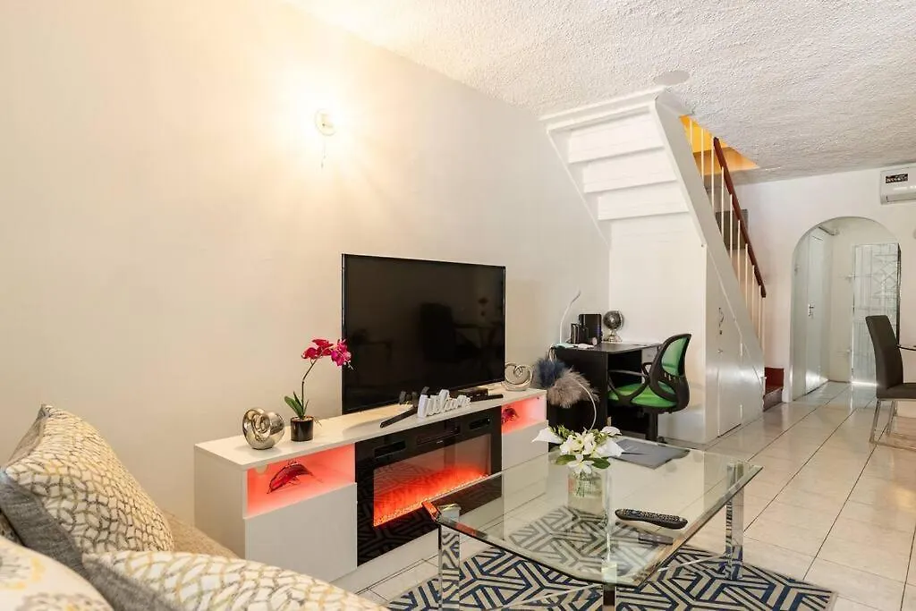 The Pearl I Near Us Embassy, Stadium, 3Br 2Ba Townhouse Liguanea ジャマイカ