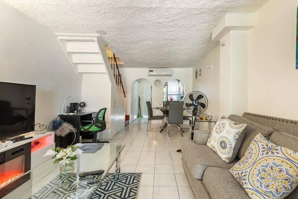 The Pearl I Near Us Embassy, Stadium, 3Br 2Ba Townhouse Liguanea アパート